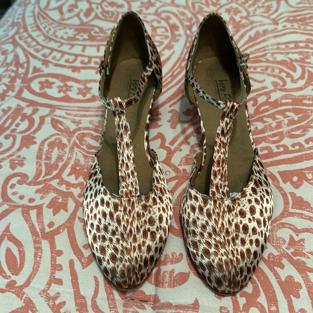 Very fine closed toe dance shoe